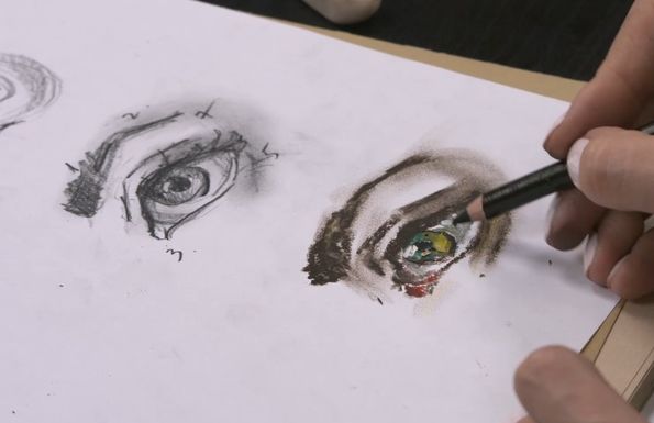 Глаза карандашом и масляной пастелью. Рисует художник Ольга Гусева